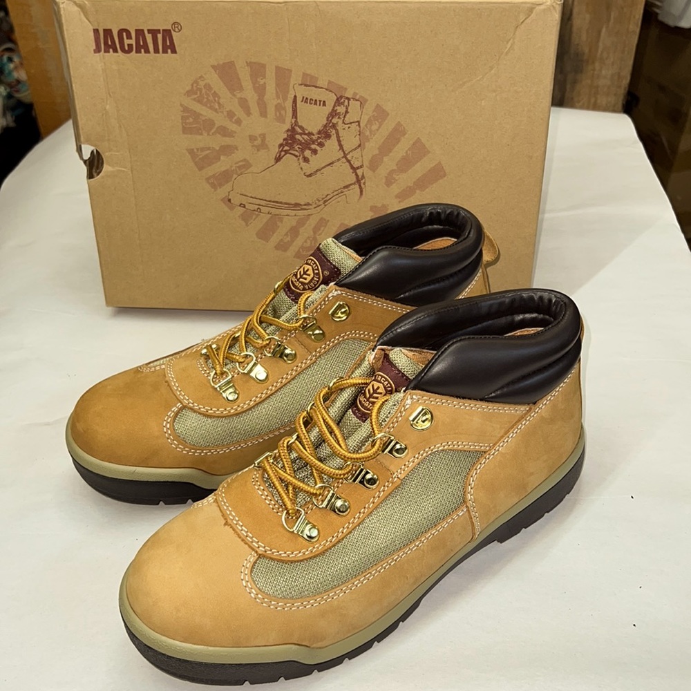 Men’s Jacata, hiking boot size 9, wheat nubuck leather